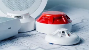 Klapy dymowe – jak działają i jakie mają znaczenie dla bezpieczeństwa pożarowego?
